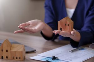 Female Real Estate Agent Offers Home Equity Loans To Clients Wit - Job Cont